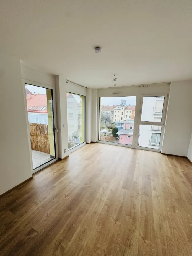 2-Zimmer-Balkonwohnung mit Weitblick im letzten Stock mit Lift und Tiefgaragenparkplatz - Bild