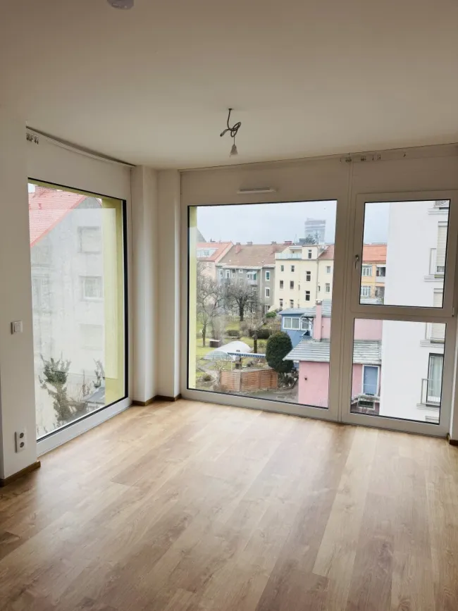 2-Zimmer-Balkonwohnung mit Weitblick im letzten Stock mit Lift und Tiefgaragenparkplatz - Bild