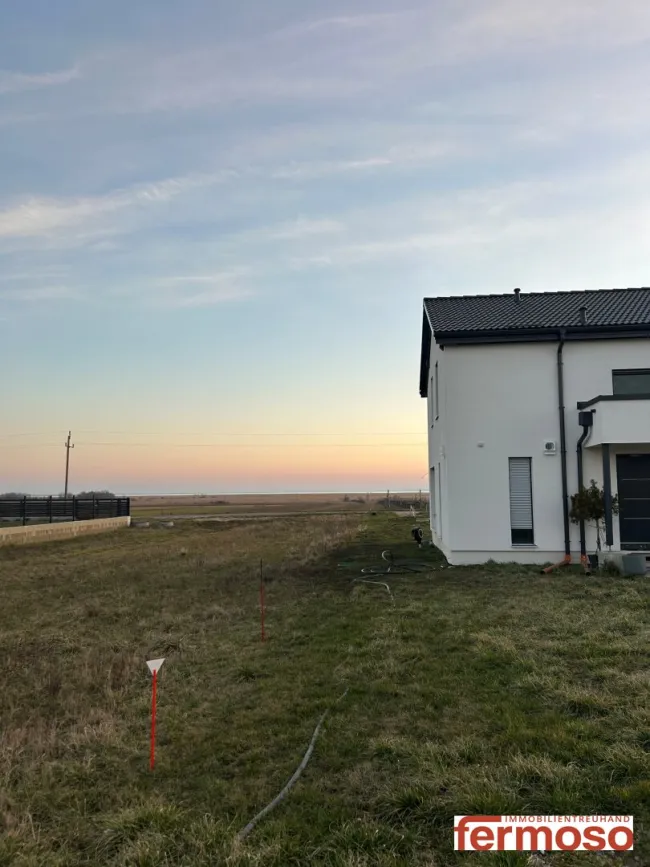 wunderschönes sonniges Baugrundstück mit Seeblick für Ihr Eigenheim am Neusiedlersee - Titelbild