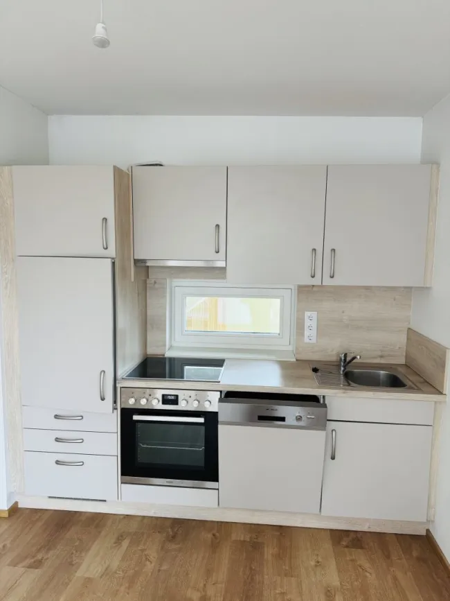ON THE TOP 2-Zimmer-Balkonwohnung im obersten Stockwerk mit herrlichem Balkon und Tiefgaragenparkplatz - Bild