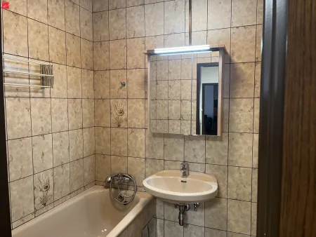 Bad: Blick von der Badezimmertür ins Bad