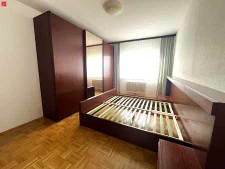 Schlafzimmer: Blick von der Komode Richtung Fenster mit Traunsteinblick