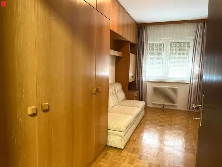 Kinderzimmer: Blick von der Tür Richtung Fenster entlang der Möbelwand