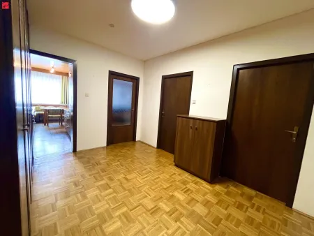 Blick von der Diele in Richtung Küche, Wohnzimmer, Kinderzimmer und Schlafzimmer