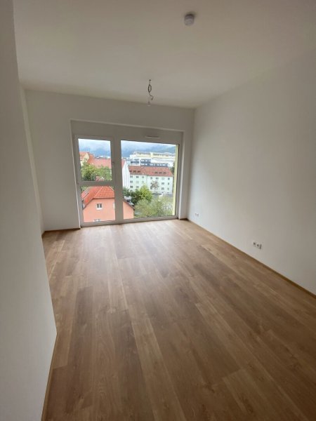 HOCH HINAUS: Balkonwohnung im obersten Stockwerk mit herrlichem Blick und Tiefgaragenparkplatz