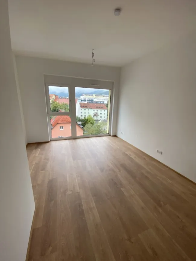 HOCH HINAUS: Balkonwohnung im obersten Stockwerk mit herrlichem Blick und Tiefgaragenparkplatz - Bild