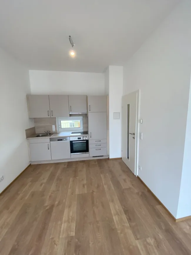 HOCH HINAUS: Balkonwohnung im obersten Stockwerk mit herrlichem Blick und Tiefgaragenparkplatz - Titelbild