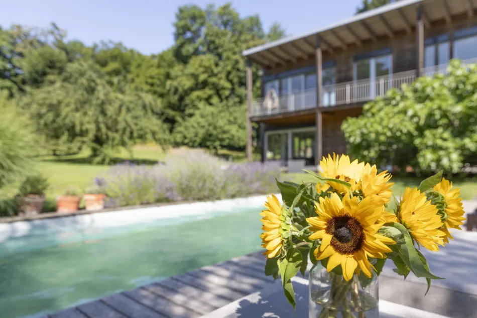 Natur trifft Moderne: Traumhaus mit prachtvollem Garten, Pool und nachhaltiger Ausstattung in Rekawinkel - Titelbild