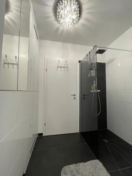 Badezimmer mit Walkin-Regendusche