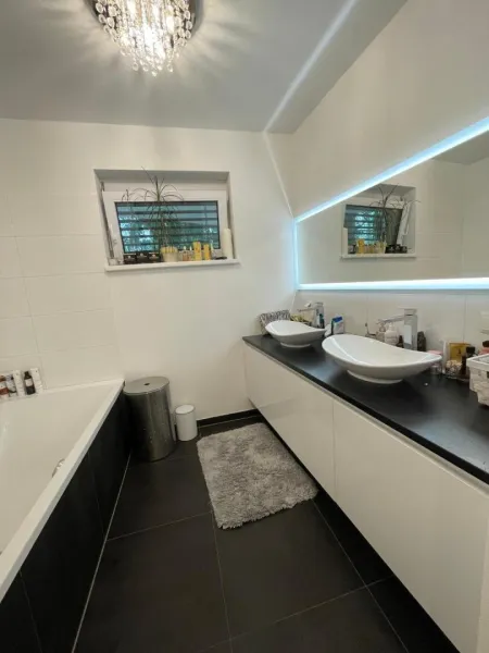 Badezimmer mit Doppelwaschbecken
