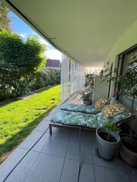 weitläufige Terrasse rund um Wohnung
