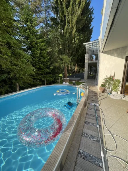 Mit Pool und Whirlpool (im Hintergrund abgedeckt)