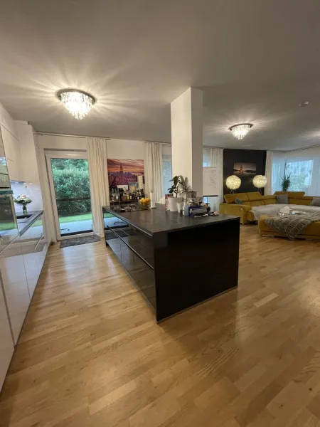 Kochinsel mit Blick ins Wohn-/Esszimmer