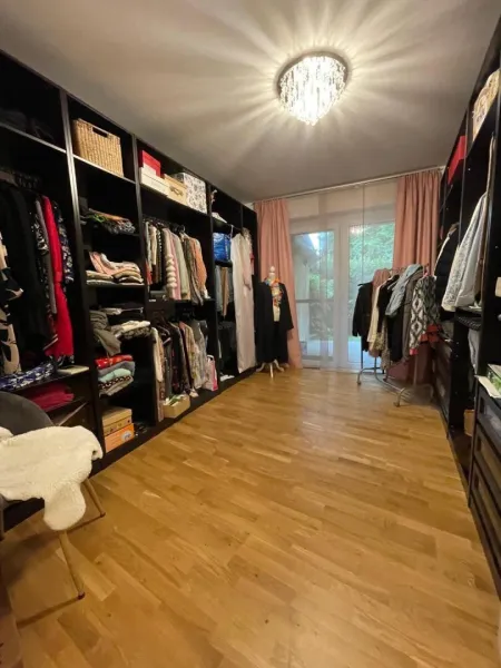 Zimmer 2 als begehbarer Kleiderschrank