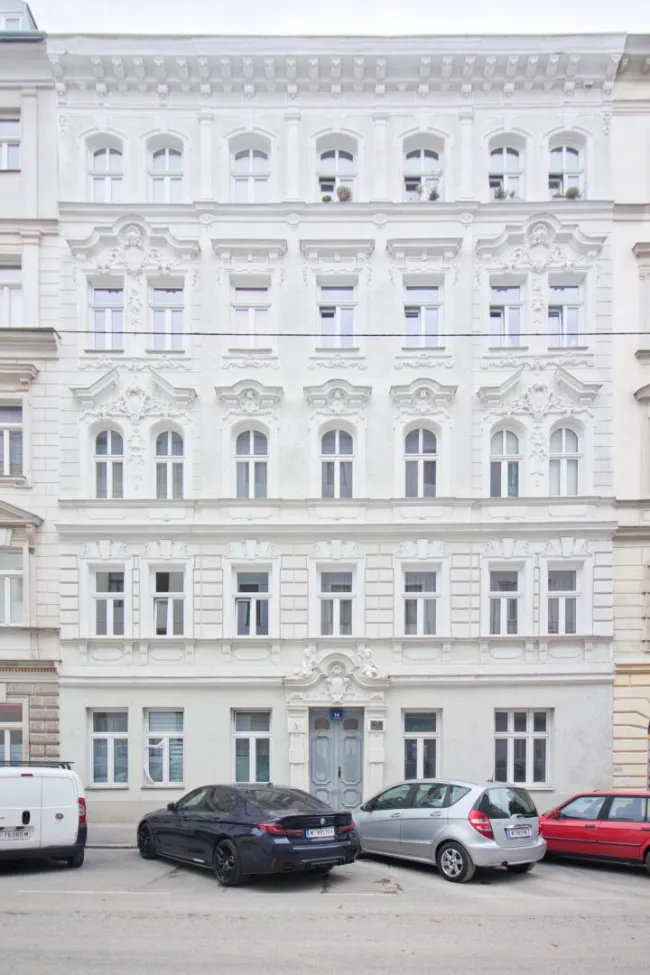 Sanierungsbedürftig | 3 Zimmer Altbau-Wohnung | ruhige Innenhoflage | zentral begehbar - Bild