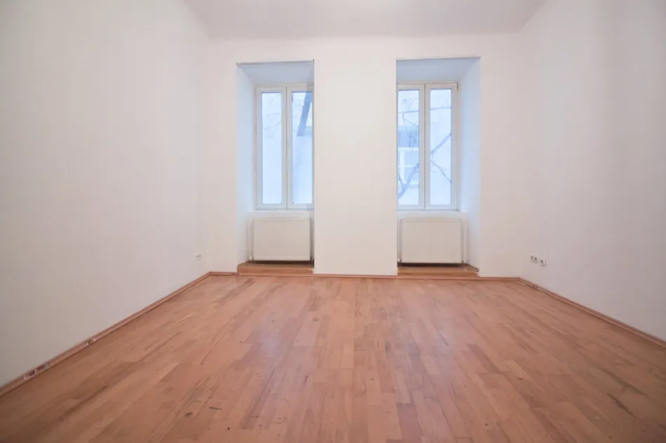 Sanierungsbedürftig | 3 Zimmer Altbau-Wohnung | ruhige Innenhoflage | zentral begehbar - Bild