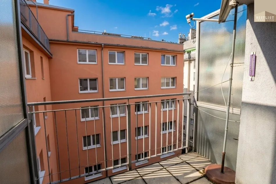 Schöne Wohnung mit einer Südwest-Loggia und Lift! - Titelbild