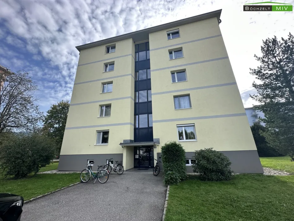 Teilsanierte 3-Zimmer-Wohnung im 1. Obergeschoss mit großzügiger Loggia - Bild