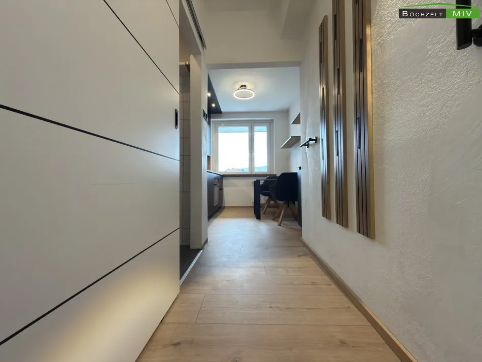 Teilsanierte 3-Zimmer-Wohnung im 1. Obergeschoss mit großzügiger Loggia - Bild