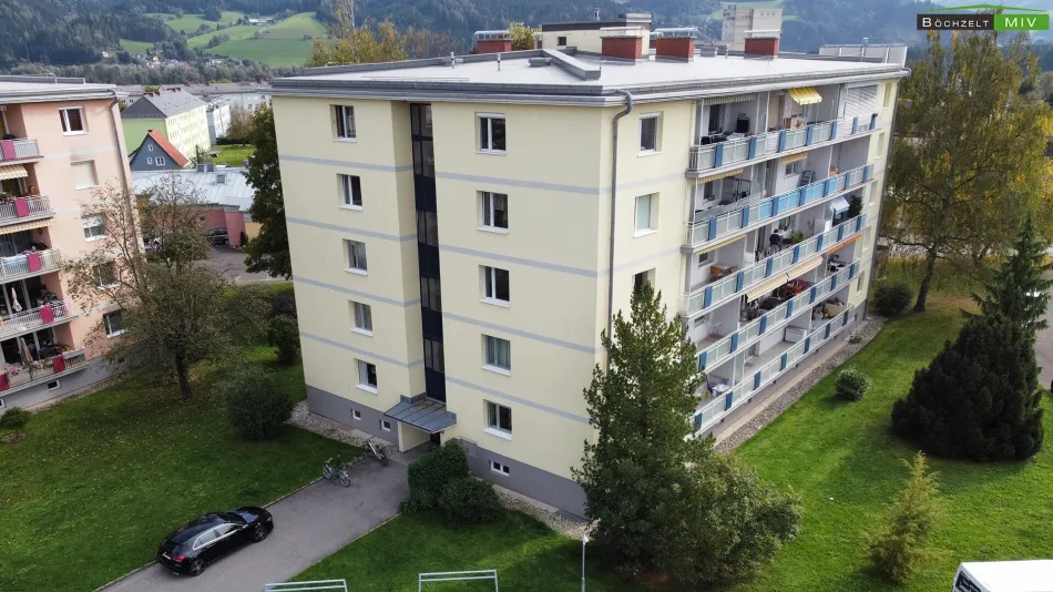 Teilsanierte 3-Zimmer-Wohnung im 1. Obergeschoss mit großzügiger Loggia - Titelbild