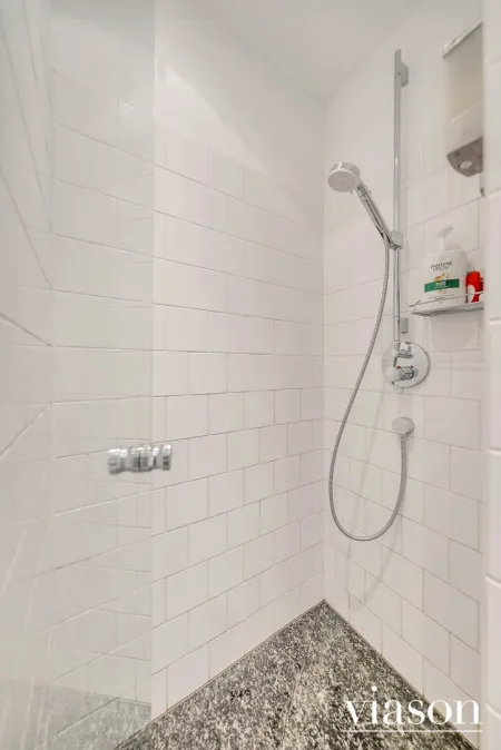 Dusche im großen Bad