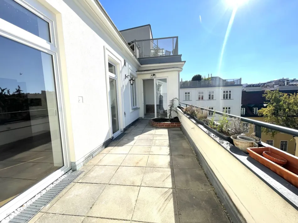 Rathausnähe - 4-Zimmer Stilaltbau-Wohnung mit Terrasse zu mieten ! - Bild
