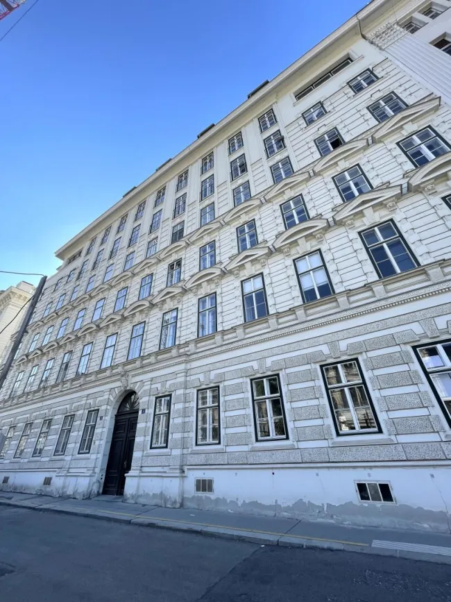 Rathausnähe - 4-Zimmer Stilaltbau-Wohnung mit Terrasse zu mieten ! - Titelbild
