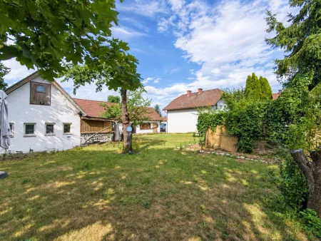 Garten mit Blick auf Haus und Nebengebäude