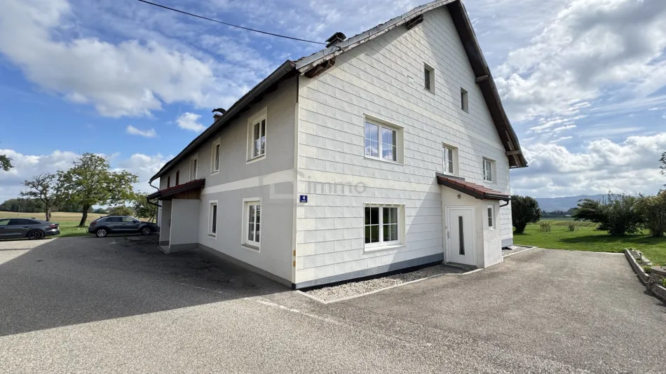 Großzügiges Landhaus mit zwei großen Wohnungen, Tenne & rund 2.000 m² Grund, Seewalchen am Attersee. - Bild