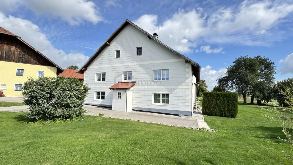 Großzügiges Landhaus mit zwei großen Wohnungen, Tenne & rund 2.000 m² Grund, Seewalchen am Attersee. - Bild