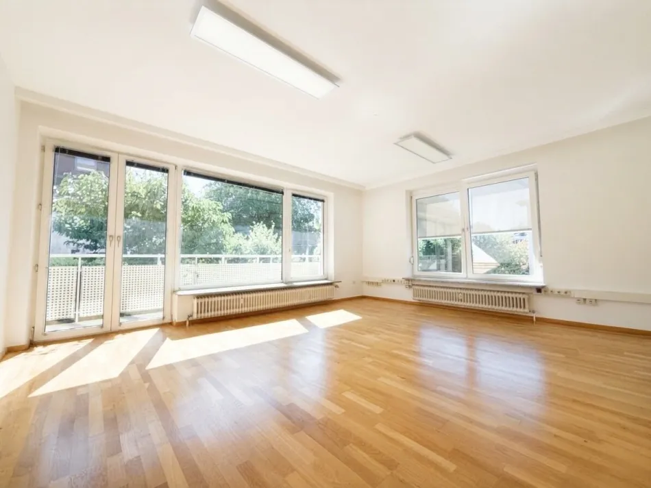 Helle, moderne Bürofläche mit großzügigem Balkon und Stellplätzen - Titelbild
