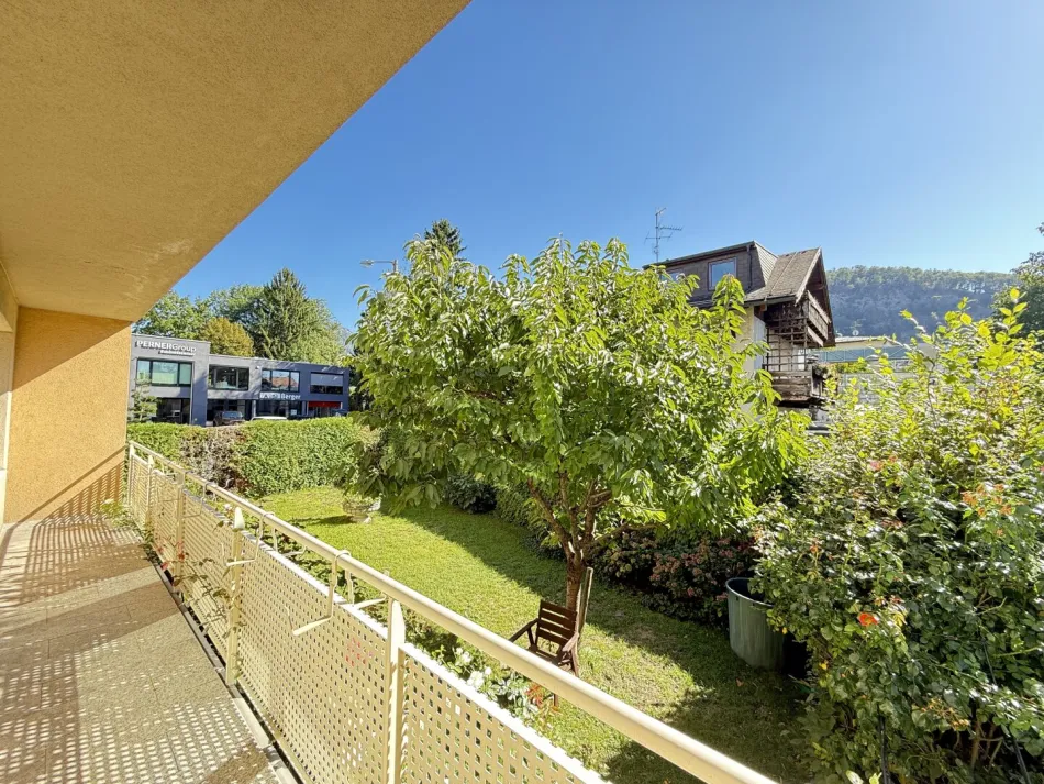 Helle, moderne Bürofläche mit großzügigem Balkon und Stellplätzen - Bild