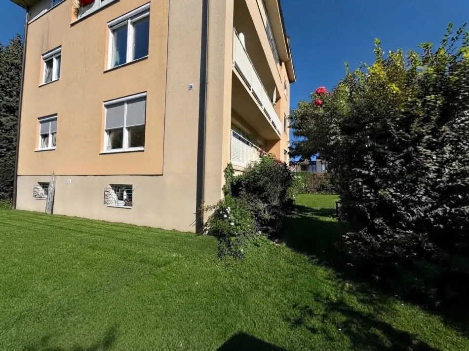 Helle, moderne Bürofläche mit großzügigem Balkon und Stellplätzen - Bild