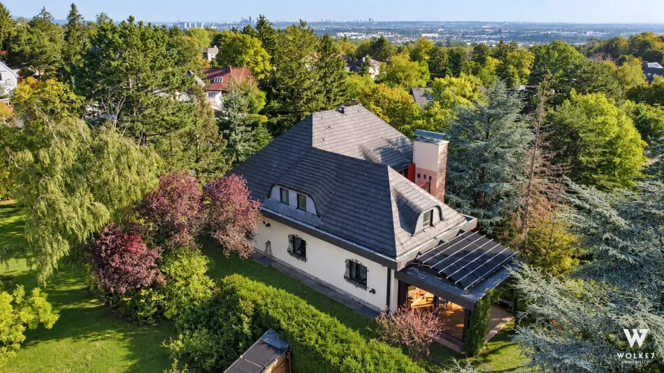 Villa mit Innenpool | großer Privatgarten | Doppelgarage | Nähe Burg Lichtenstein - Titelbild