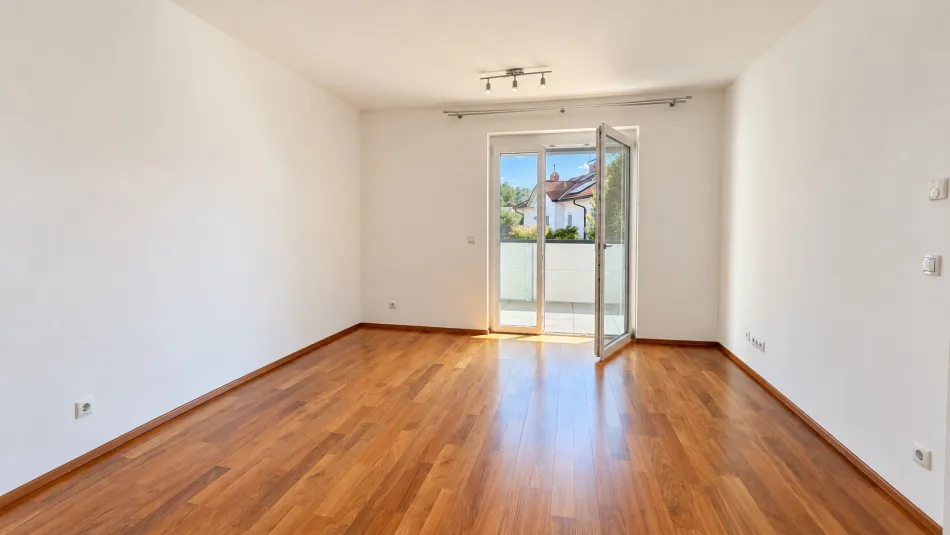 Erstbezug nach Sanierung! Helle 2-Zimmer-Wohnung mit 14 m² Terrasse in traumhafter Lage - Bild