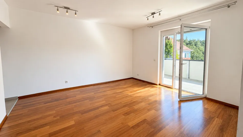 Erstbezug nach Sanierung! Helle 2-Zimmer-Wohnung mit 14 m² Terrasse in traumhafter Lage - Bild