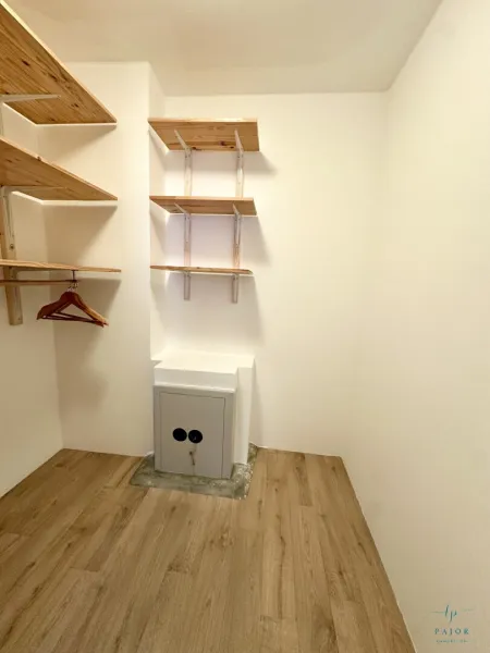 Garderobe mit Safe