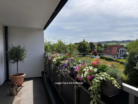 Loggia Straßenseitig mit KI Blumendeko
