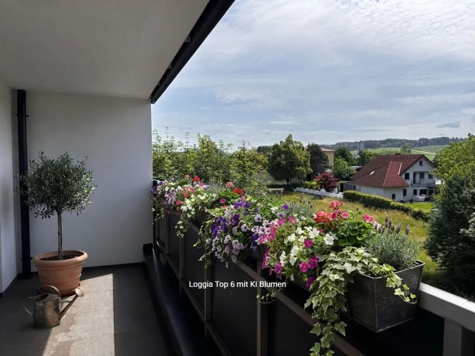Loggia Straßenseitig mit KI Blumendeko