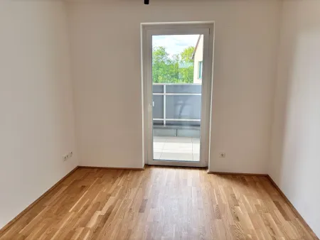 Zimmer mit Ausgang zum Balkon straßenseitig