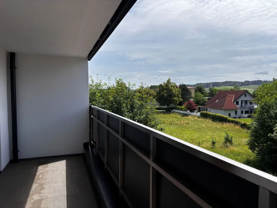 Loggia Straßenseitig mit KI Blumendeko