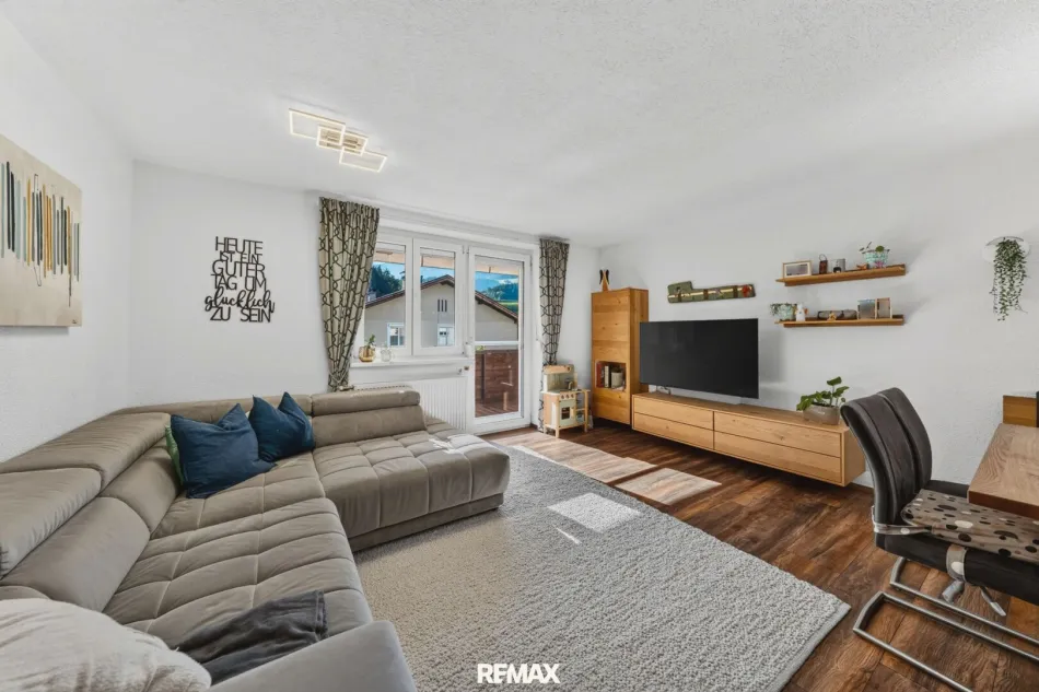 Lichtdurchflutetes Familienglück mit Bergpanorama: Modernisierte 4-Zimmer-Wohnung mit 2 Balkonen & Parkplatz zu kaufen - Titelbild