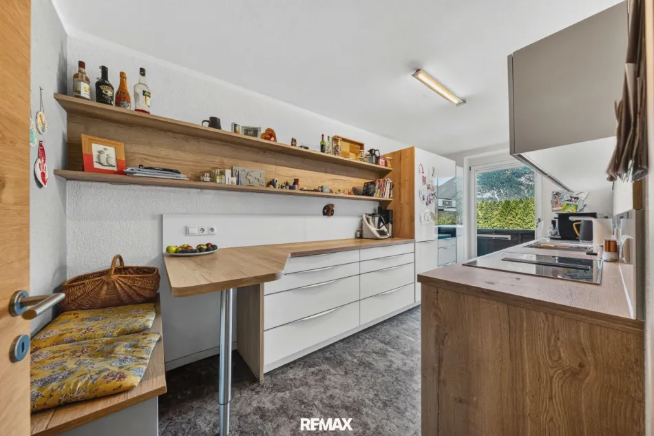 Lichtdurchflutetes Familienglück mit Bergpanorama: Modernisierte 4-Zimmer-Wohnung mit 2 Balkonen & Parkplatz zu kaufen - Bild