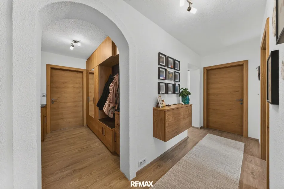 Lichtdurchflutetes Familienglück mit Bergpanorama: Modernisierte 4-Zimmer-Wohnung mit 2 Balkonen & Parkplatz zu kaufen - Bild