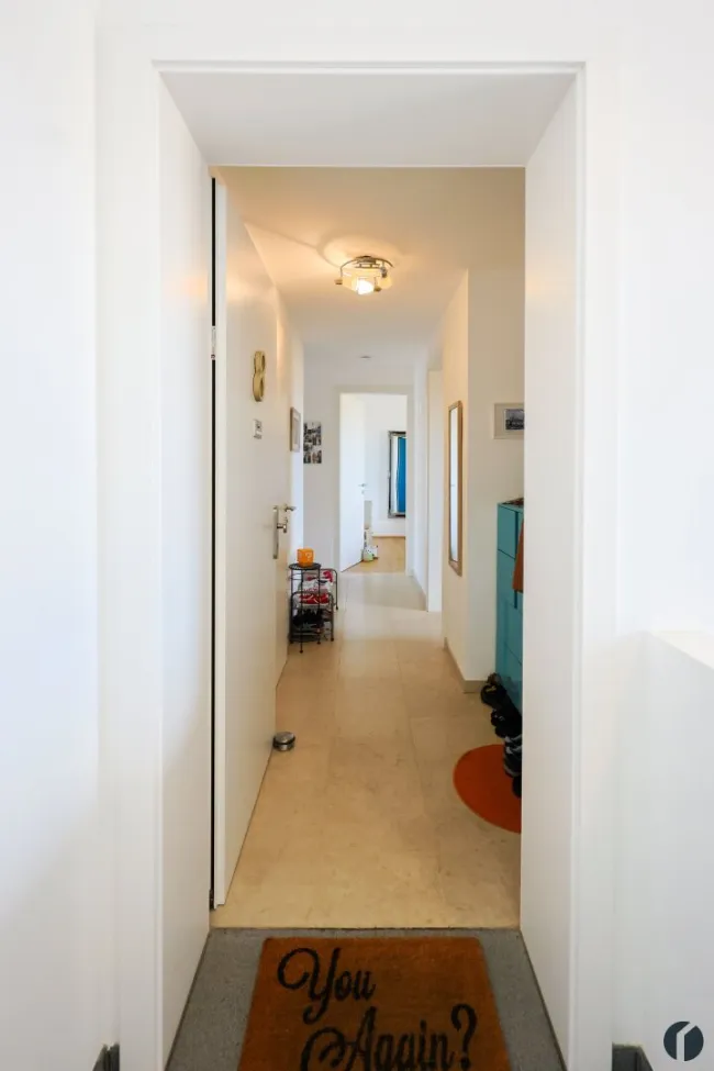 Wohnzimmer mit Blick in den Flur