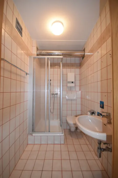 Badezimmer - Kleine helle 2 Zimmer Wohnung mit Balkon und PKW-Stellplatz Miete Grödig Salzburg