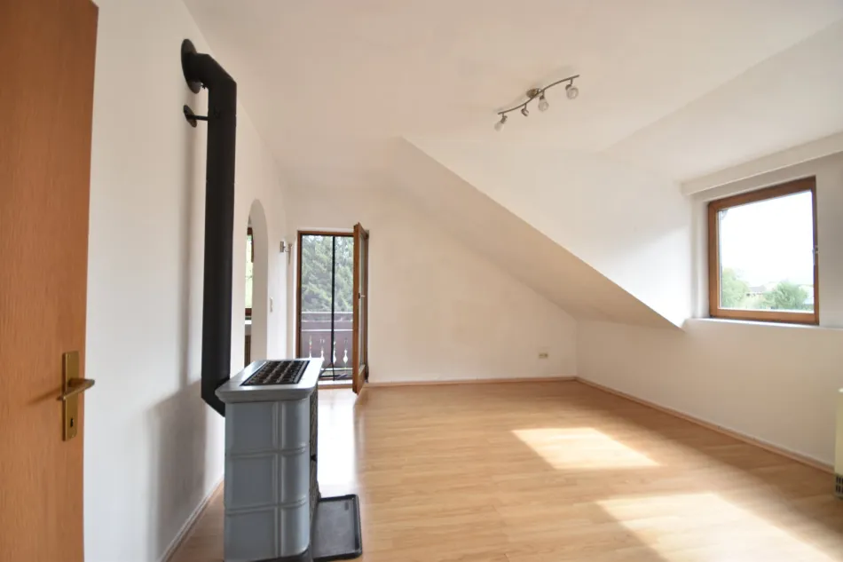 Wohnzimmer - Kleine helle 2 Zimmer Wohnung mit Balkon und PKW-Stellplatz Miete Grödig Salzburg