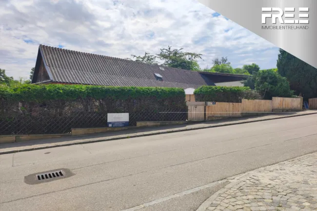IDYLLISCHE LAGE | Teilrenovierter Bungalow mit riesiger Garage - Bild