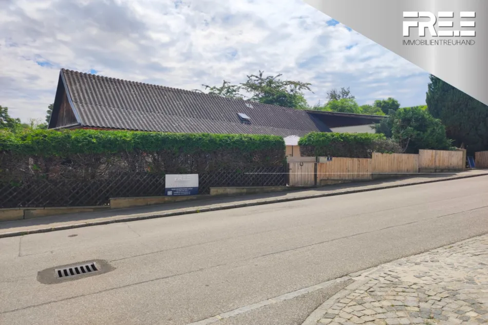 IDYLLISCHE LAGE | Teilrenovierter Bungalow mit riesiger Garage - Bild