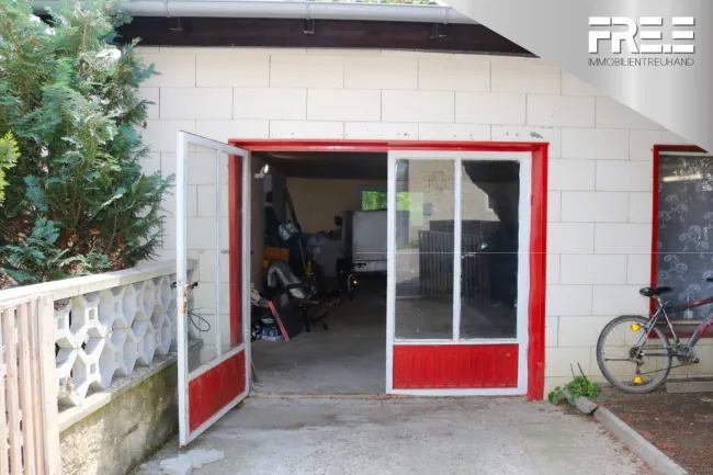 IDYLLISCHE LAGE | Teilrenovierter Bungalow mit riesiger Garage - Titelbild
